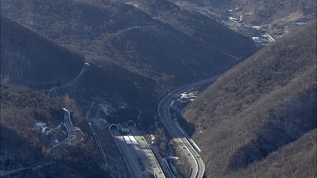 从空中俯瞰Mungyeongsaejae国家公园的公路隧道和山脉视频素材