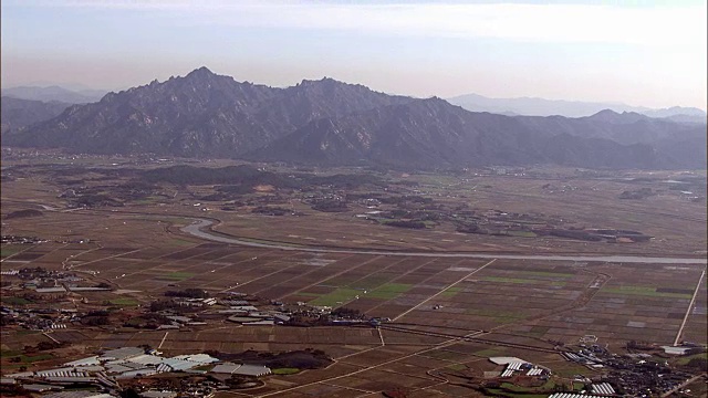 鸟瞰沃楚山的稻田和河流视频素材