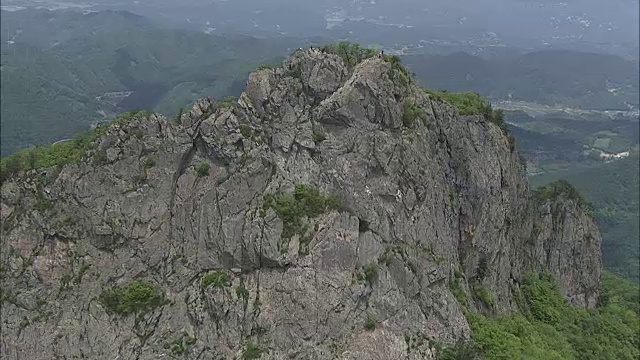 鸟瞰沃洛克山国家公园，山顶上有登山者视频素材