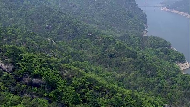 古丹峰和奥新峰的鸟瞰图视频素材