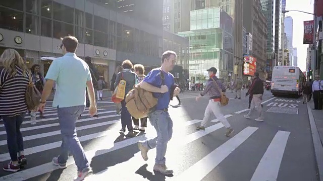 步行在城市商业区的通勤者。人们正在穿过纽约拥挤的街道视频素材