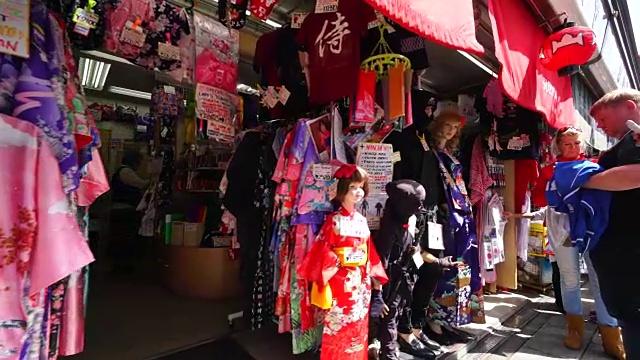 在中见世街的传统礼品店前，相机捕捉到了穿着日本夏季休闲和服和忍者服装的玩偶。视频素材