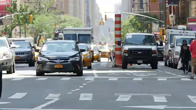 交通通过城市的时间间隔。都市都市场景背景。曼哈顿地标性建筑的天际线。视频素材