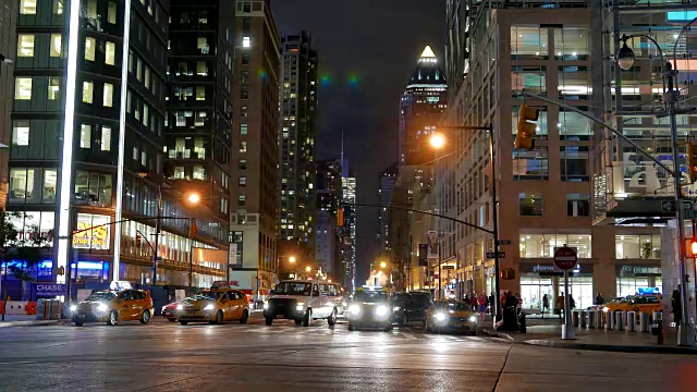 夜间车辆在城市中行驶的时间间隔。都市都市场景背景。曼哈顿地标性建筑的天际线。视频素材