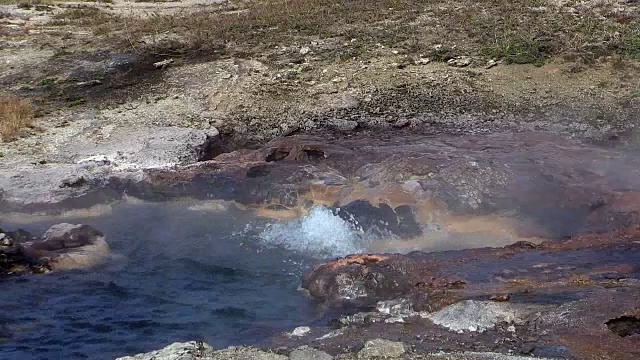 温泉汩汩，秋天在黄石国家公园视频素材