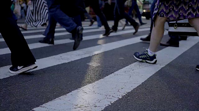 一群无法辨认的人在城市中行走。行人过街。都市背景视频素材