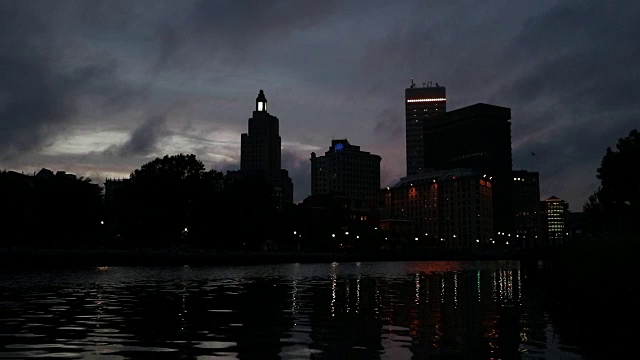 普罗维登斯河上的暴风雨日落视频素材