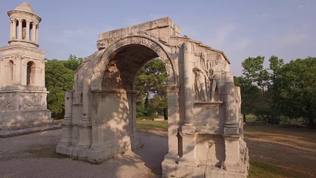 鸟瞰图WS Les古董，一个陵墓和凯旋门视频素材