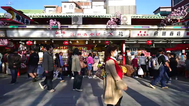 浅草观音寺(浅草观音寺)的Nakamise-dori沿途，镜头捕捉到了许多人和传统礼品店。视频素材