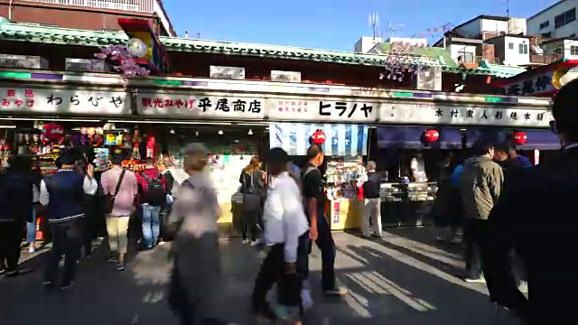 TL相机拍摄了浅草寺的中见世街(Nakamise-dori)的许多人和传统礼品店。视频素材