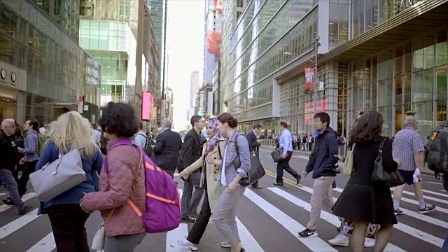 纽约市曼哈顿的人们通勤的街景。城市生活背景视频素材