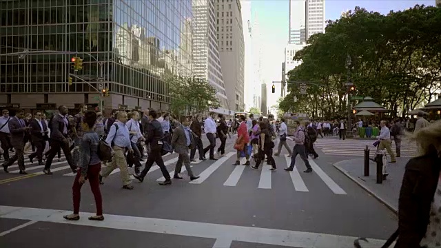 纽约市曼哈顿的人们通勤的街景。城市生活背景视频素材