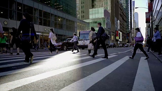 纽约市曼哈顿的人们通勤的街景。城市生活背景视频素材