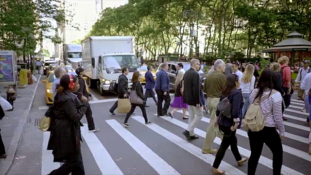 纽约市曼哈顿的人们通勤的街景。城市生活背景视频素材