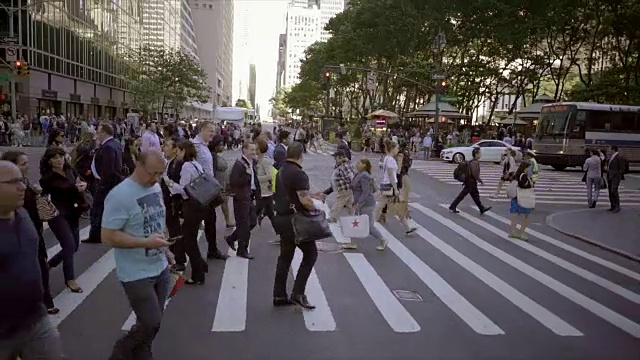 纽约市曼哈顿的人们通勤的街景。城市生活背景视频素材