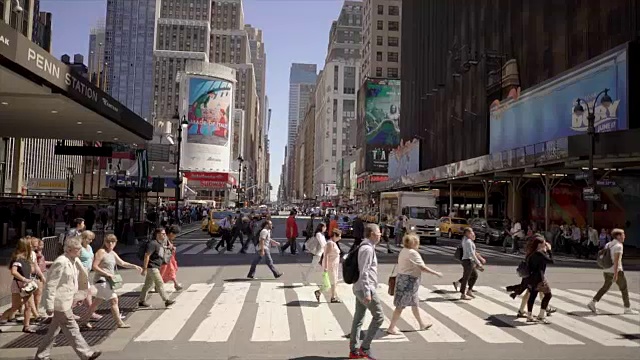 纽约市曼哈顿的人们通勤的街景。城市生活背景视频素材