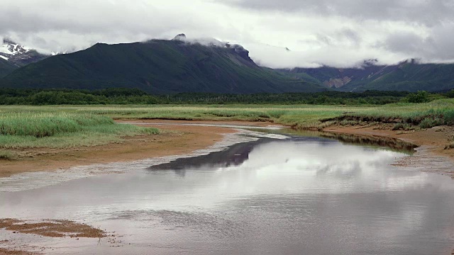 河流在阿拉斯加海岸景观视频素材