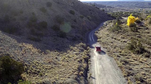 卡车行驶在尘土飞扬的道路上，圣达菲，新墨西哥州，美国视频素材