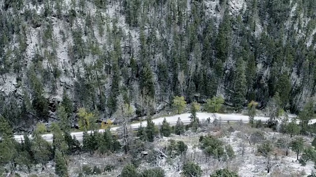 美国新墨西哥州圣达菲的山路上有雪视频素材