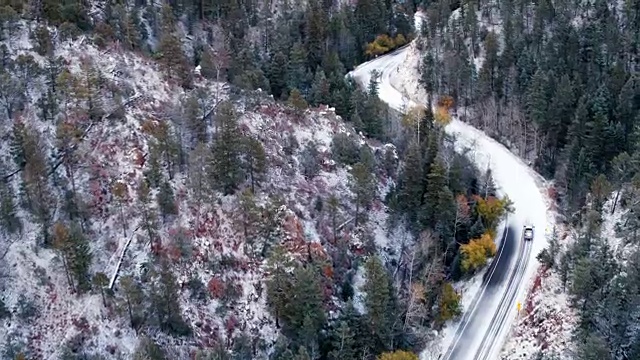 美国新墨西哥州圣达菲，卡车行驶在积雪的山路上视频素材