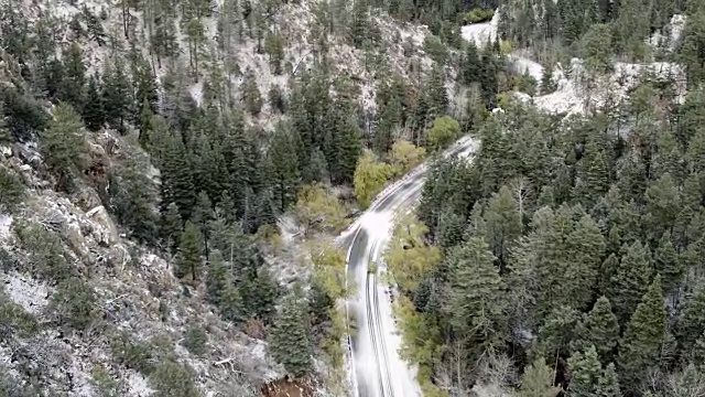 汽车在美国新墨西哥州圣达菲的雪山路上行驶视频素材