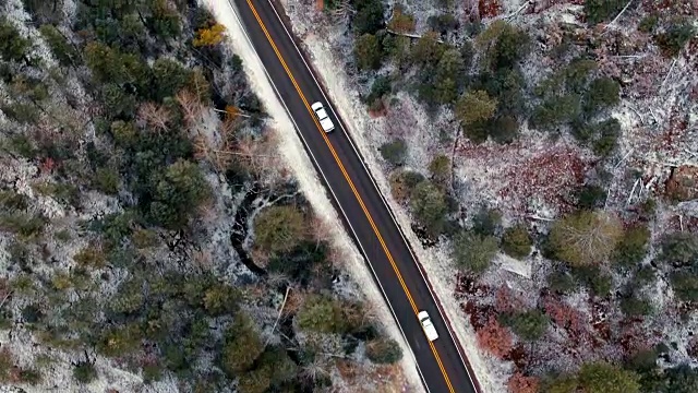 美国新墨西哥州圣达菲，卡车行驶在积雪的山路上视频素材