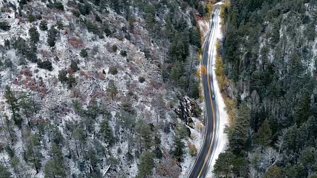 汽车在美国新墨西哥州圣达菲的雪山路上行驶视频素材