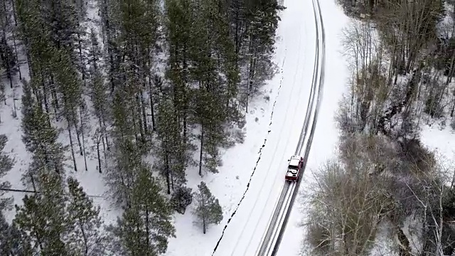 美国新墨西哥州圣达菲，卡车行驶在积雪的山路上视频素材