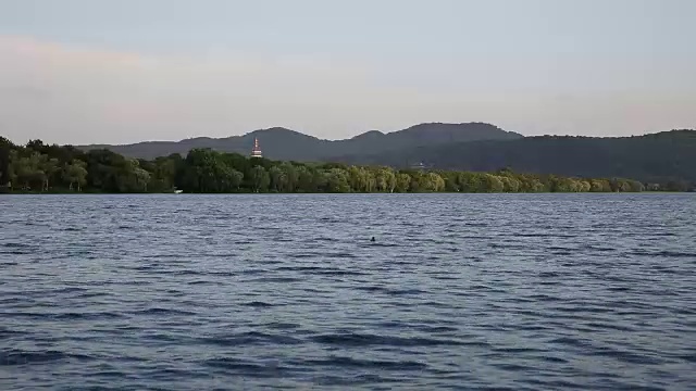 中国杭州西湖上的苏堤视频素材