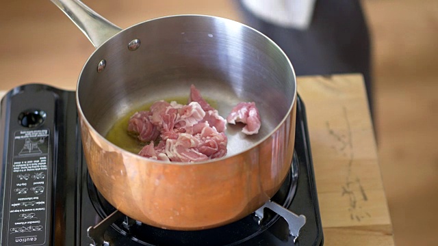 烹饪培根肉和胡萝卜视频素材