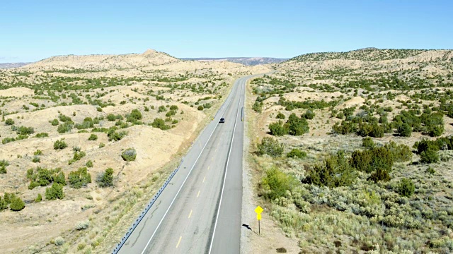 美国新墨西哥州圣达菲沙漠公路上行驶的汽车，视频素材