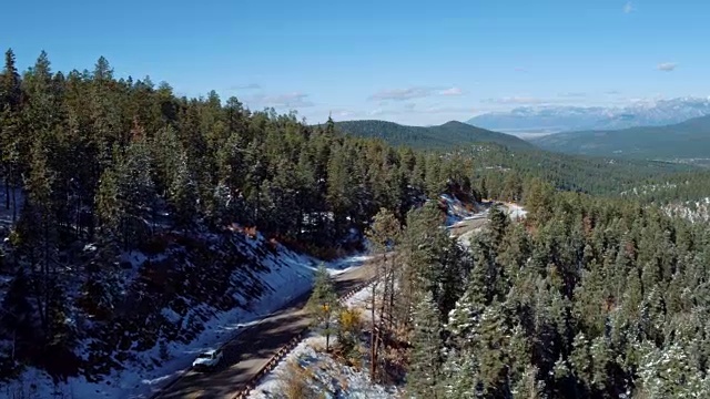 汽车在美国新墨西哥州陶斯的山路上行驶视频素材