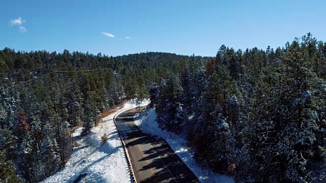 汽车行驶在绿树成荫的道路上，陶斯，新墨西哥州，美国视频素材