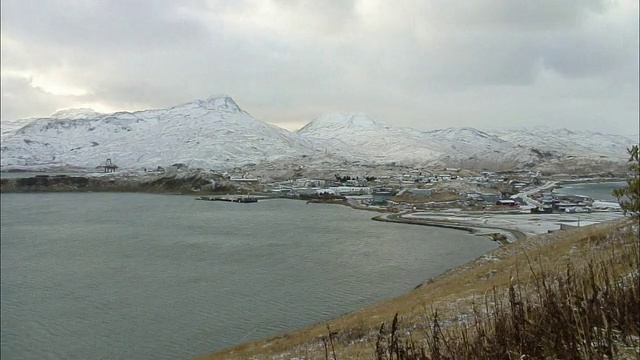 低云在白雪覆盖的海岸山脉和港口上空急速掠过。视频素材