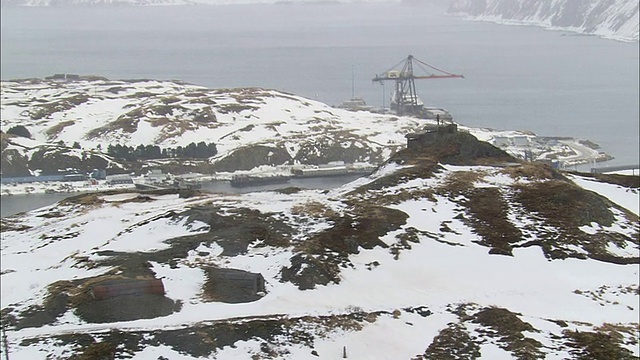 一位徒步旅行者站在阿拉斯加荷兰港的雪峰上。视频素材