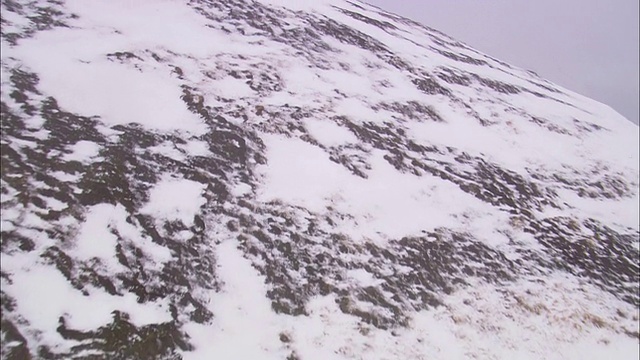 积雪覆盖了荒野峡湾附近的山脉。视频素材