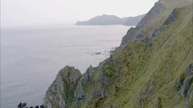 乌云密布的天空勾勒出沿海山脉的轮廓。视频素材