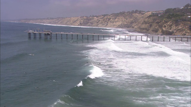 海浪冲刷着海滩，拍打着岩石海岸。视频素材