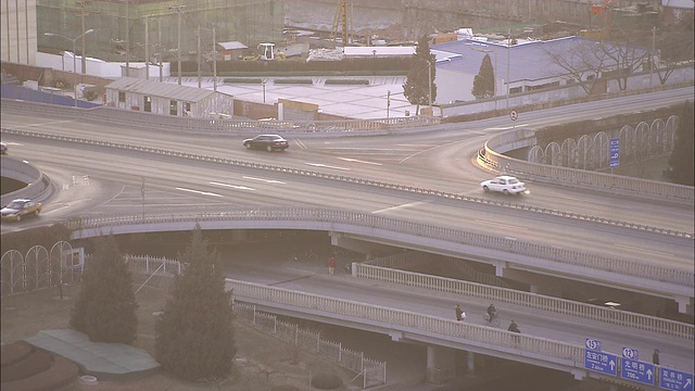 在北京的高速公路立交桥上，轻车行驶。视频素材