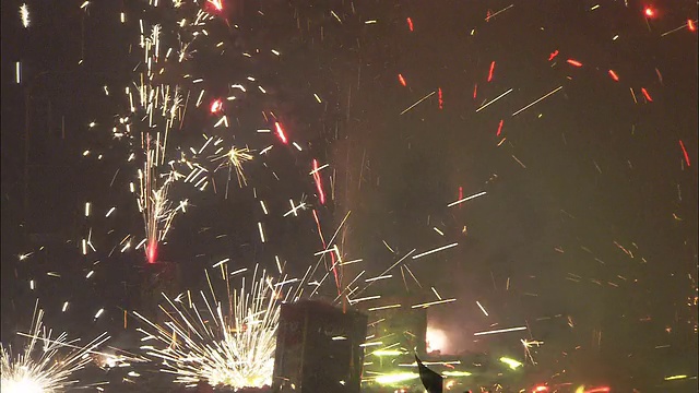 在中国新年庆祝活动中，烟花迸发出火花。视频素材