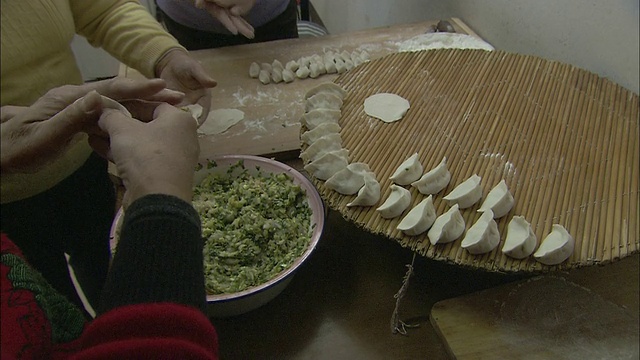 厨师包饺子。视频素材