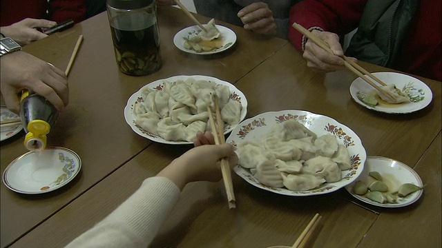 在北京，人们用筷子吃饺子。视频素材