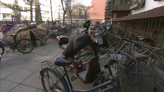 自行车停放在北京的城市人行道上。视频素材