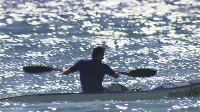 皮划艇在海浪上划桨。视频素材