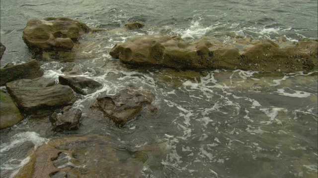 波浪冲刷岩石。视频素材