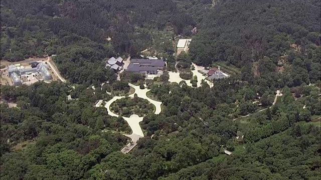 韩国国家植物园的山地和林区鸟瞰图视频素材