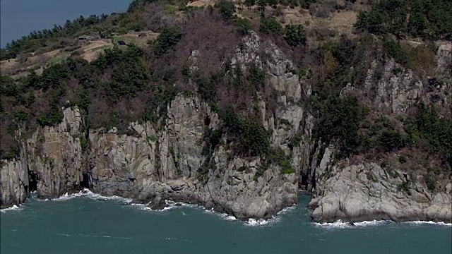 科莫多岛的岩石海岸线和海洋鸟瞰图视频素材