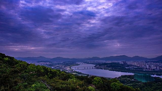 阿喀山上Amsadaegyo桥的延时拍摄(首尔居民非常喜欢的徒步旅行景点)视频素材