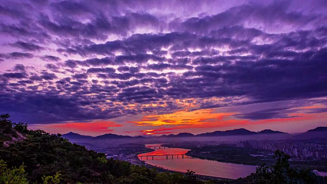 阿喀山(Achasan)上Amsadaegyo桥的延时拍摄(首尔居民非常喜欢的徒步旅行景点)视频素材