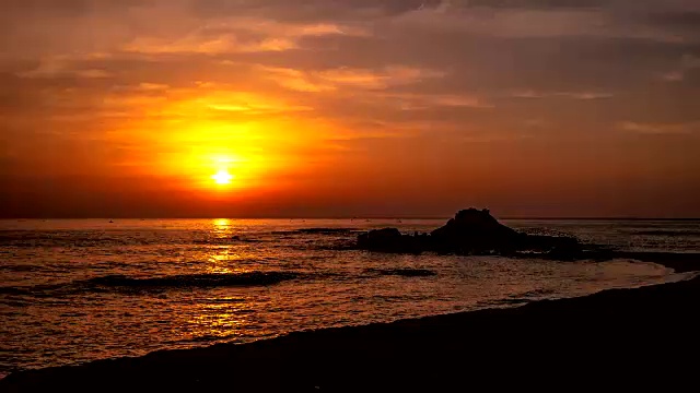 沙泉镇海滩(著名旅游景点)的日出延时拍摄视频素材